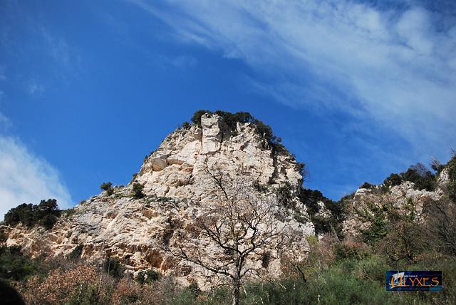 spuntone roccioso incombente.JPG